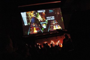 Videojuegos en un bar- torneo Guitar Hero